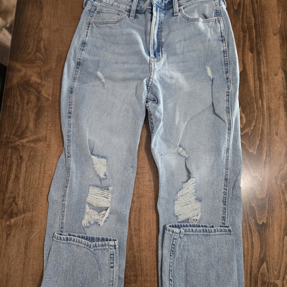 Hollister Ultra High Rise Mom Jean With Distressing